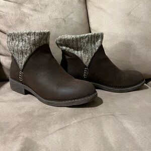 8.5 Skechers Yarn Top Boots